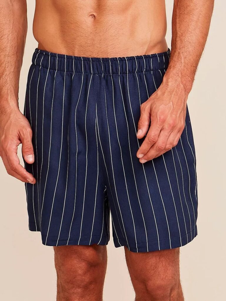 SHORT MASCULINO EM VISCOSE ESTAMPADA - ESTAMPA RISCA DE GIZ AZUL NOTURNO - EG