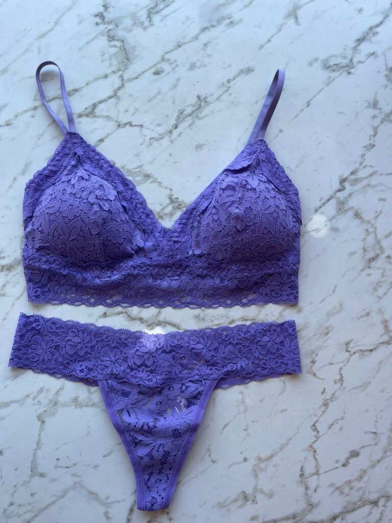 SUTIA TOP TRIANGULO COM BOJO REMOVIVEL EM RENDA - ROXO ENCANTO - M
