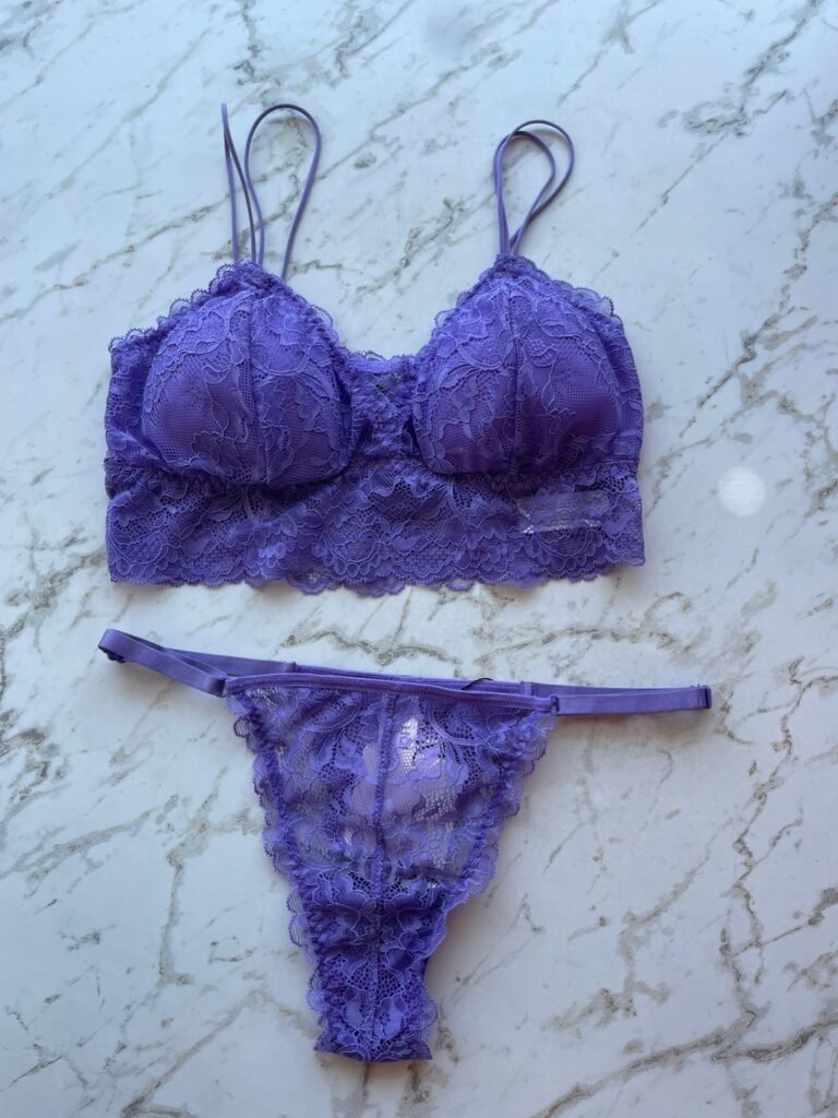 SUTIA TOP EM RENDA COM BOJO REMOVIVEL - ROXO ENCANTO - G