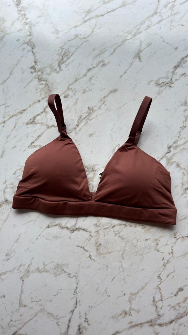 SUTIA TRIANGULO ALONGADO COM BOJO REMOVIVEL EM MICROFIBRA - MARROM CAPPUCCINO - 46