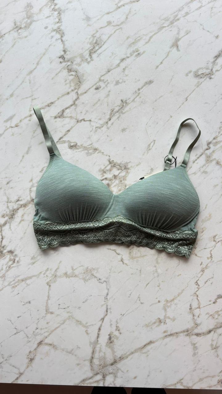 SUTIA TRIANGULO COM BOJO EM MODAL E DETALHE EM RENDA - VERDE EUCALIPTO - 42