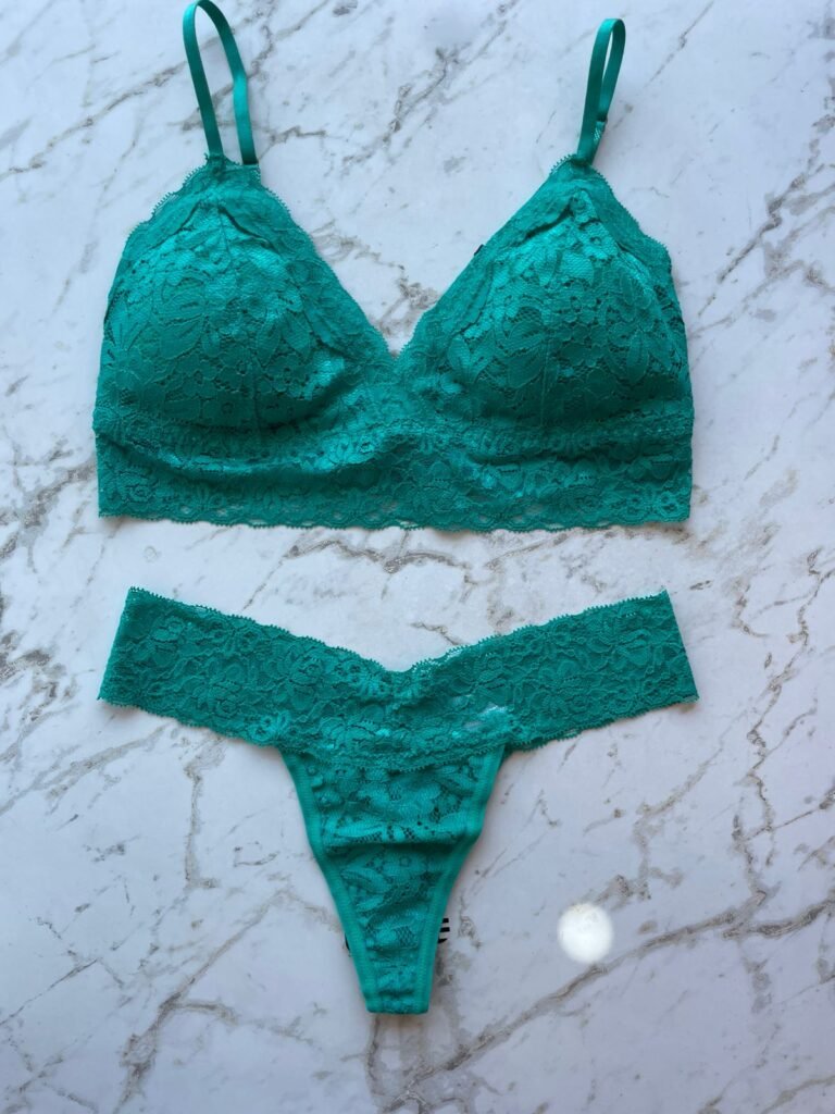 SUTIA TOP TRIANGULO COM BOJO REMOVIVEL EM RENDA - VERDE POSITIVE - M