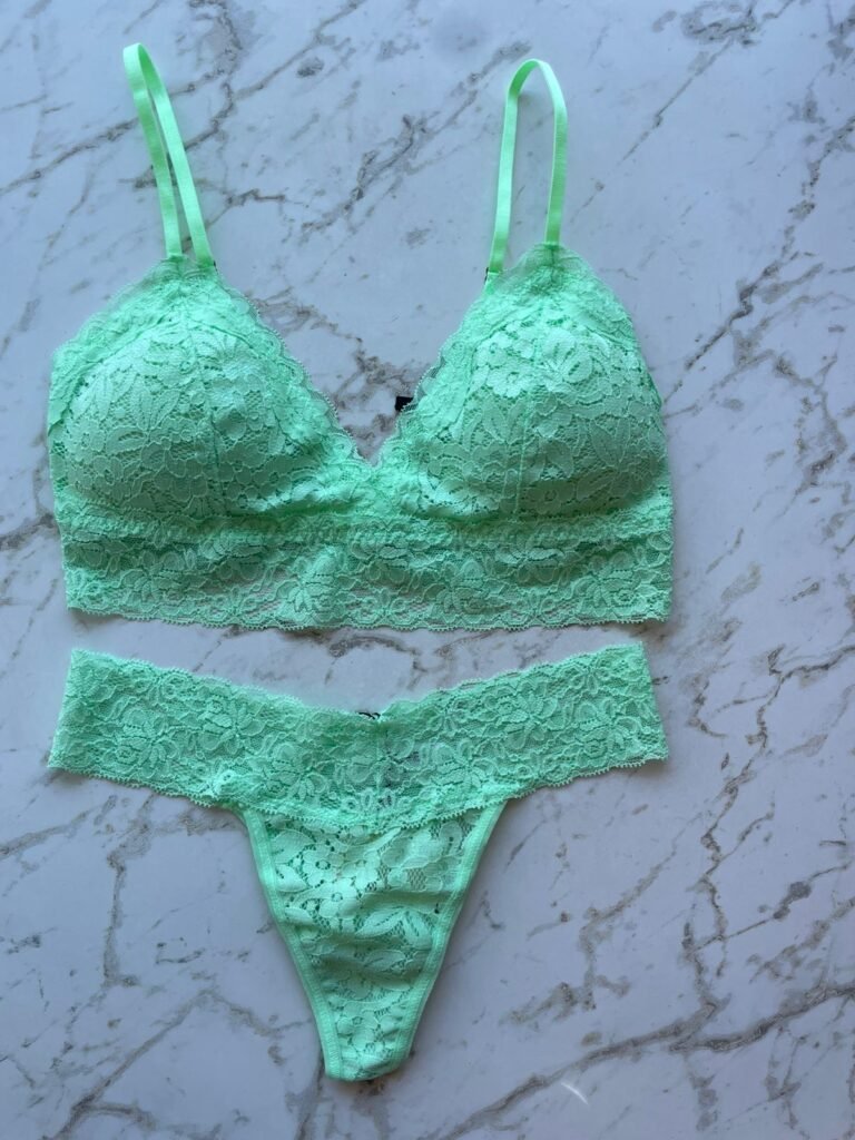 SUTIA TOP TRIANGULO COM BOJO REMOVIVEL EM RENDA - VERDE REFRESCO - G