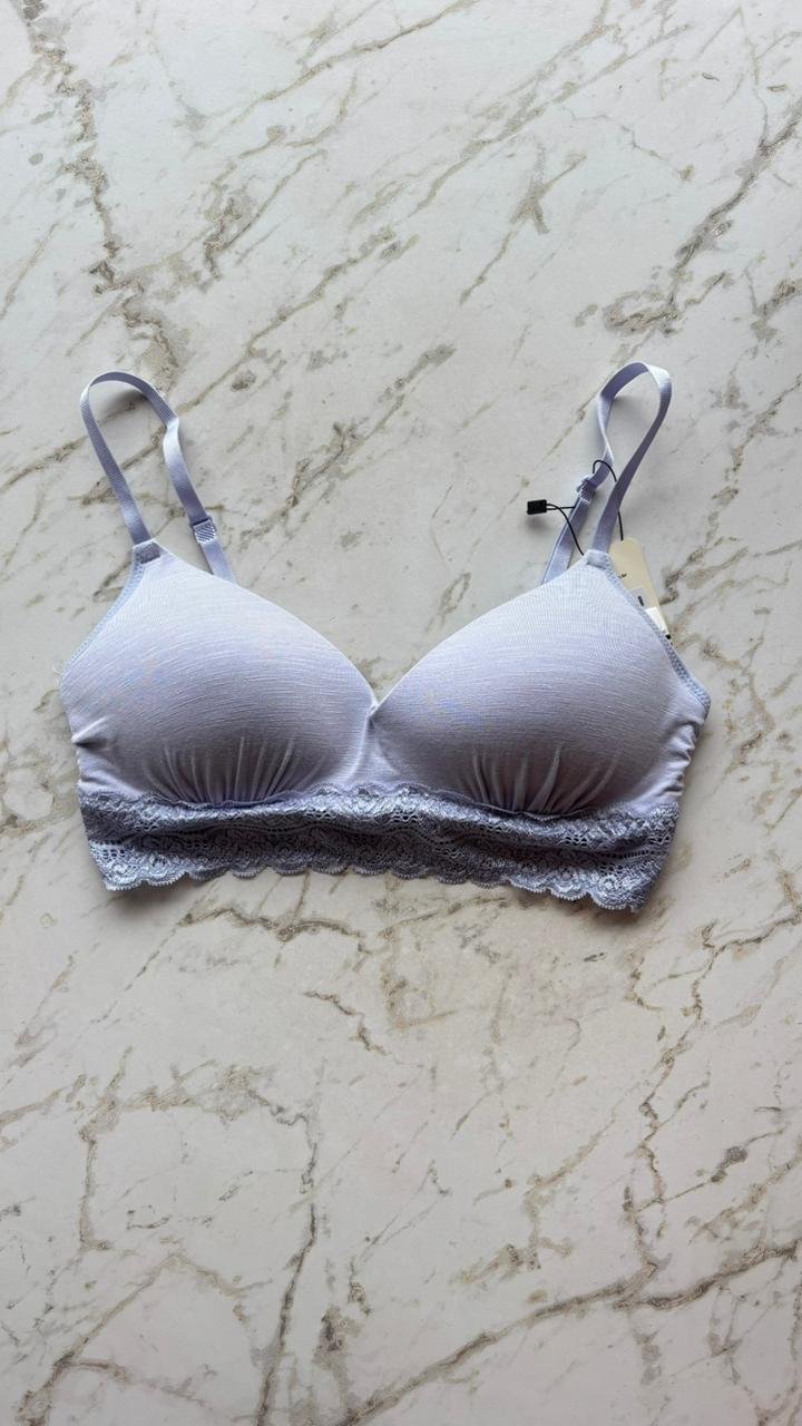 SUTIA TRIANGULO COM BOJO EM MODAL E DETALHE EM RENDA - LILAS MANTRA - 46