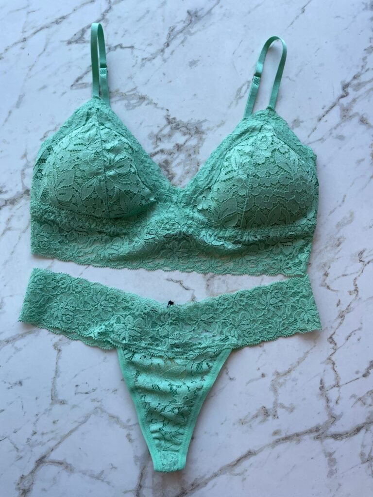 SUTIA TOP TRIANGULO COM BOJO REMOVIVEL EM RENDA - VERDE SUAVE - M