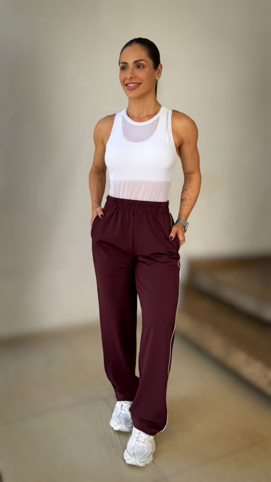 CALCA ICONIC RETA COM BOLSO VERMELHO ESCURO/PP